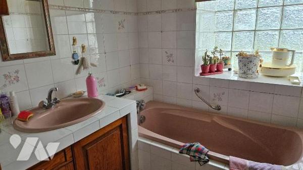 Situé au centre bourg de LE GUA, en Charente Maritime,  Maison ancienne de 91 m² avec possibili...