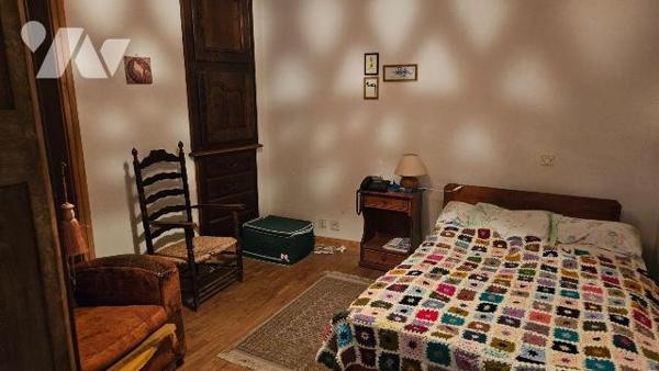 Situé au centre bourg de LE GUA, en Charente Maritime,  Maison ancienne de 91 m² avec possibili...