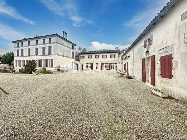 3 Maisons avec garages et nombreuses dépendances