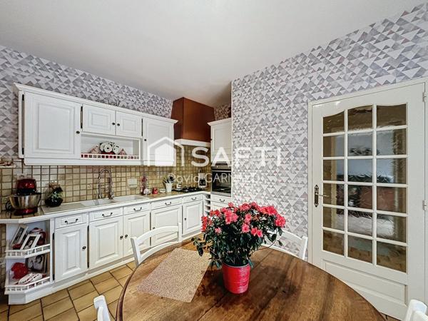 3 Maisons avec garages et nombreuses dépendances