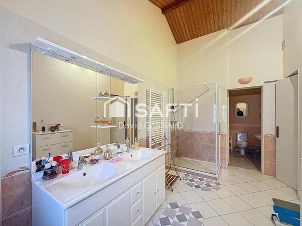 3 Maisons avec garages et nombreuses dépendances