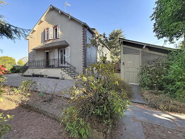 Cette jolie maison familiale avec un terrain clos et arboré.