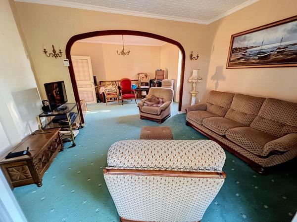 Cette jolie maison familiale avec un terrain clos et arboré.