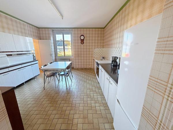 Cette jolie maison familiale avec un terrain clos et arboré.