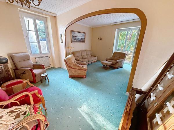 Cette jolie maison familiale avec un terrain clos et arboré.