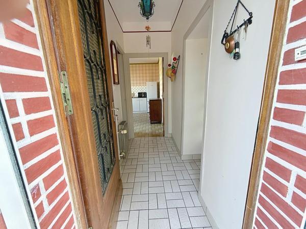 Cette jolie maison familiale avec un terrain clos et arboré.