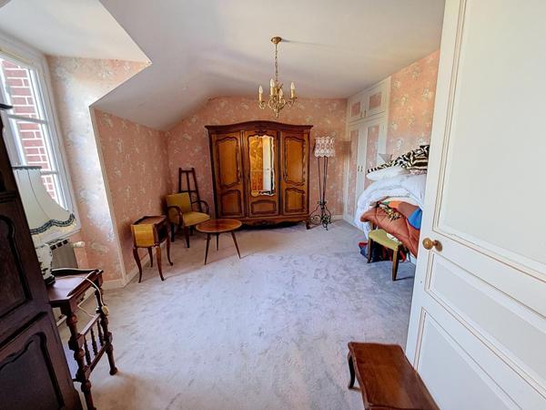 Cette jolie maison familiale avec un terrain clos et arboré.