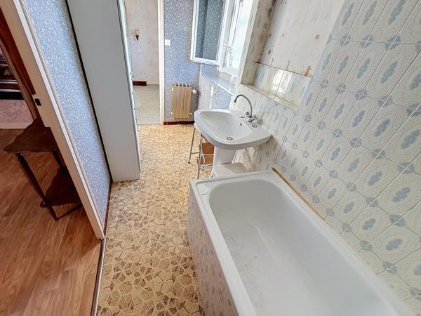 Cette jolie maison familiale avec un terrain clos et arboré.