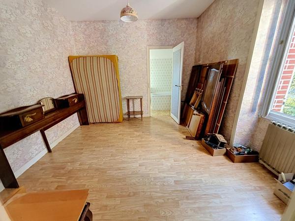 Cette jolie maison familiale avec un terrain clos et arboré.