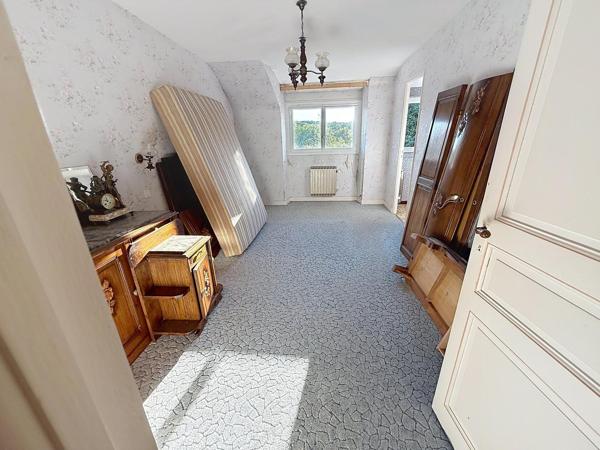 Cette jolie maison familiale avec un terrain clos et arboré.