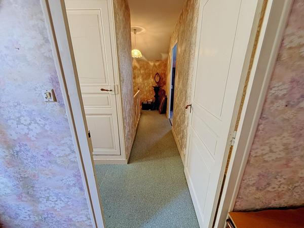 Cette jolie maison familiale avec un terrain clos et arboré.