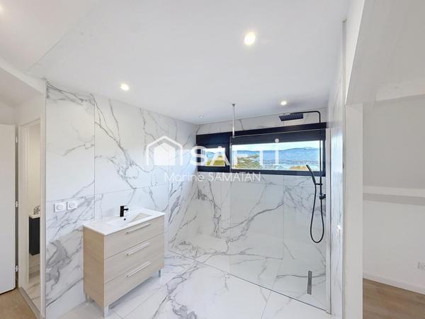 Maison récente avec vues lac