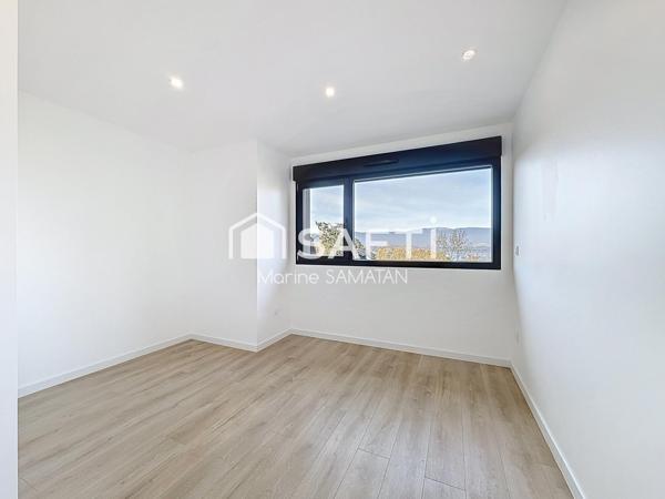 Maison récente avec vues lac