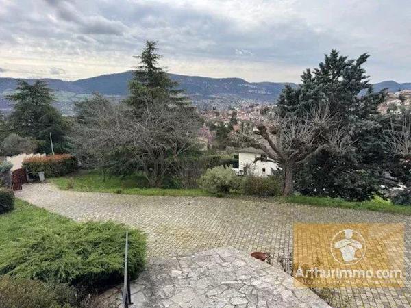 Vente                                                      Maison
                        
                     9 pièces                      231 m2                     à Millau