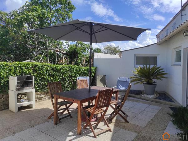 Rare sur le marché, tout à pied pour cette maison proche plage et commerces avec 2 chambres, 1 bureau (ou 3ème petite chambre)terrasse et garage sécurisé!