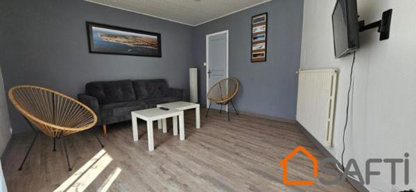Rare sur le marché, tout à pied pour cette maison proche plage et commerces avec 2 chambres, 1 bureau (ou 3ème petite chambre)terrasse et garage sécurisé!