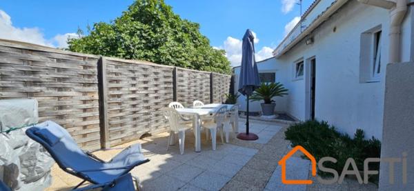 Rare sur le marché, tout à pied pour cette maison proche plage et commerces avec 2 chambres, 1 bureau (ou 3ème petite chambre)terrasse et garage sécurisé!