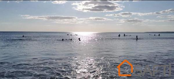 Rare sur le marché, tout à pied pour cette maison proche plage et commerces avec 2 chambres, 1 bureau (ou 3ème petite chambre)terrasse et garage sécurisé!