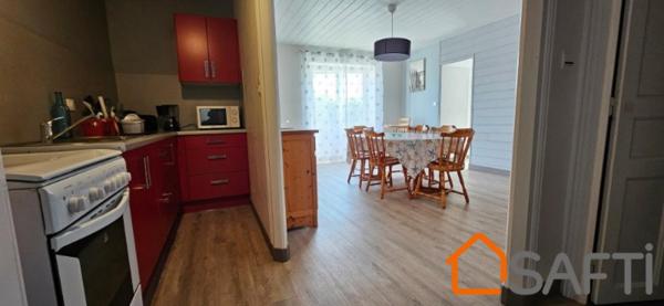 Rare sur le marché, tout à pied pour cette maison proche plage et commerces avec 2 chambres, 1 bureau (ou 3ème petite chambre)terrasse et garage sécurisé!