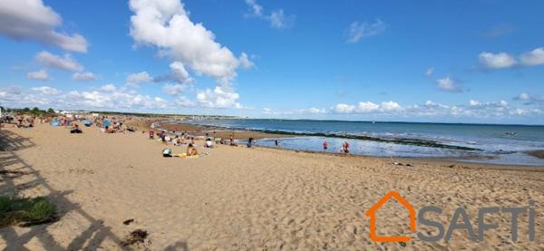 Rare sur le marché, tout à pied pour cette maison proche plage et commerces avec 2 chambres, 1 bureau (ou 3ème petite chambre)terrasse et garage sécurisé!