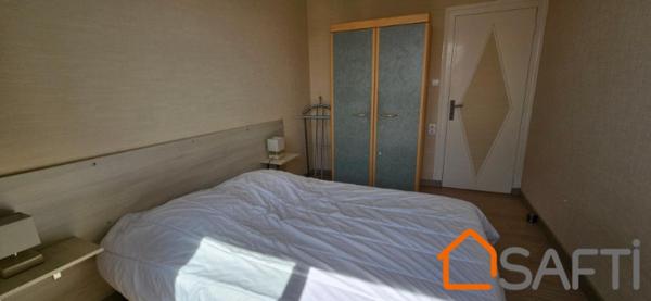 Rare sur le marché, tout à pied pour cette maison proche plage et commerces avec 2 chambres, 1 bureau (ou 3ème petite chambre)terrasse et garage sécurisé!