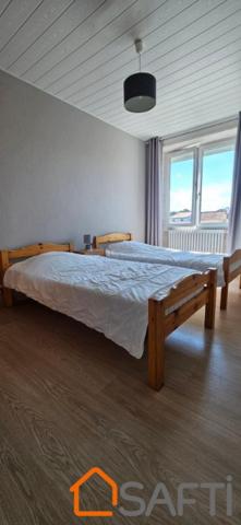 Rare sur le marché, tout à pied pour cette maison proche plage et commerces avec 2 chambres, 1 bureau (ou 3ème petite chambre)terrasse et garage sécurisé!