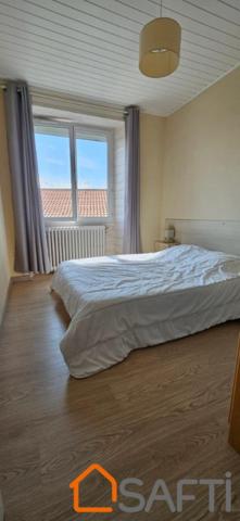 Rare sur le marché, tout à pied pour cette maison proche plage et commerces avec 2 chambres, 1 bureau (ou 3ème petite chambre)terrasse et garage sécurisé!