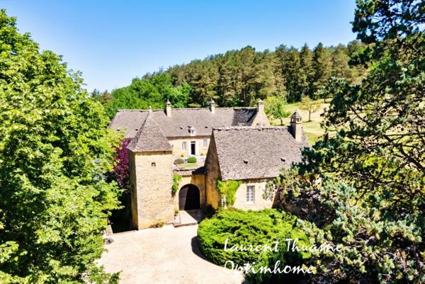 Retraite secrète au cœur du Périgord – Demeure noble du XVème siècle avec piscine et dépendances, entre patrimoine et nature préservée