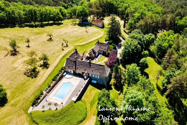 Retraite secrète au cœur du Périgord – Demeure noble du XVème siècle avec piscine et dépendances, entre patrimoine et nature préservée
