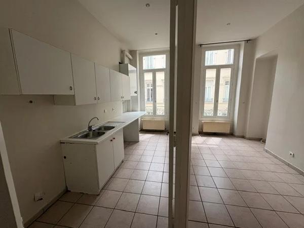 APPARTEMENT T5 A LOUER - LYON 6EME ARRONDISSEMENT Moliere 107.48 m 2 1 990 € charges comprises par mois