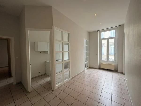 APPARTEMENT T5 A LOUER - LYON 6EME ARRONDISSEMENT Moliere 107.48 m 2 1 990 € charges comprises par mois