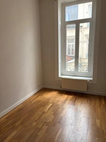 APPARTEMENT T5 A LOUER - LYON 6EME ARRONDISSEMENT Moliere 107.48 m 2 1 990 € charges comprises par mois