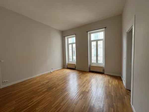 APPARTEMENT T5 A LOUER - LYON 6EME ARRONDISSEMENT Moliere 107.48 m 2 1 990 € charges comprises par mois