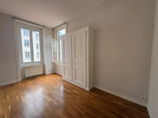 APPARTEMENT T5 A LOUER - LYON 6EME ARRONDISSEMENT Moliere 107.48 m 2 1 990 € charges comprises par mois