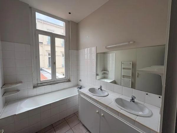 APPARTEMENT T5 A LOUER - LYON 6EME ARRONDISSEMENT Moliere 107.48 m 2 1 990 € charges comprises par mois