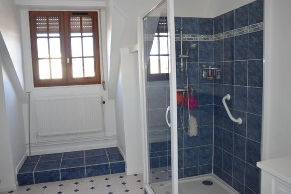 Rare sur le secteur, belle architecture.