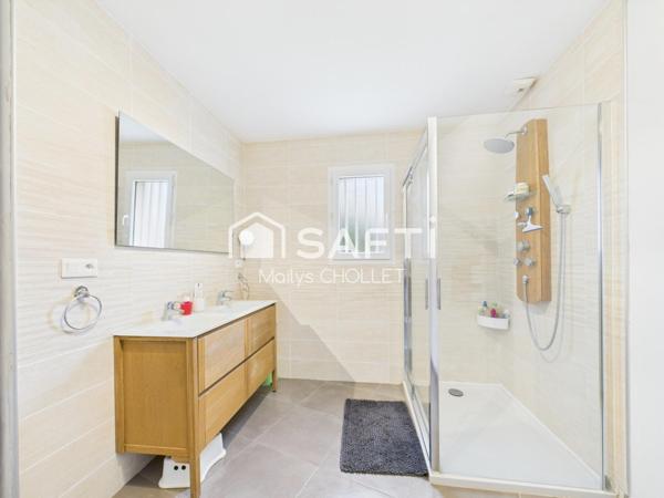 Pavillon récent avec dépendances et prestations haut de gamme