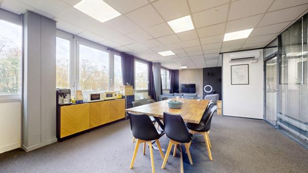 Bureaux d'une superficie de 189m² + 9 places de parking