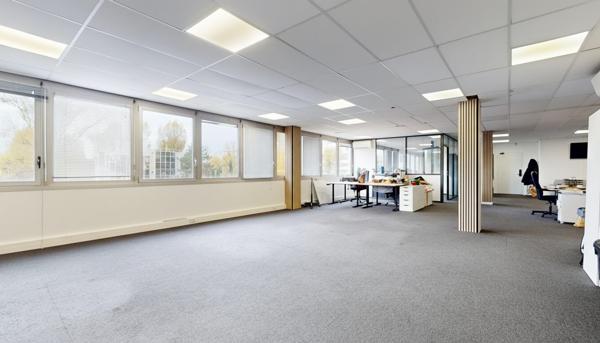 Bureaux d'une superficie de 189m² + 9 places de parking