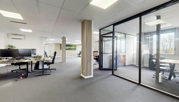 Bureaux d'une superficie de 189m² + 9 places de parking