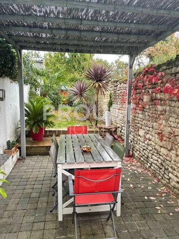 En exclusivité quartier avenue de la rochelle, très jolie maison de ville avec jardin.