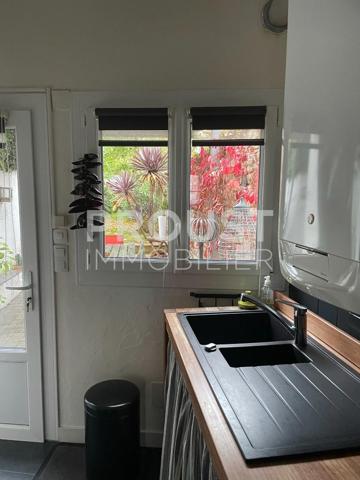 En exclusivité quartier avenue de la rochelle, très jolie maison de ville avec jardin.