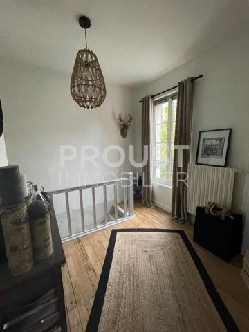En exclusivité quartier avenue de la rochelle, très jolie maison de ville avec jardin.