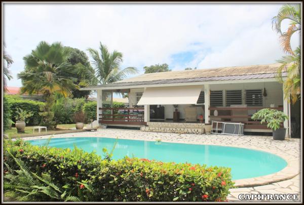 A VENDRE A KOUROU (97310) UNE MAGNIFIQUE MAISON EN BOIS T5 de 106 m² AVEC 2 MAISONS T2 INDEPENDANTES - TERRAIN DE 775 m² - AU PRIX DE 407 000 €.