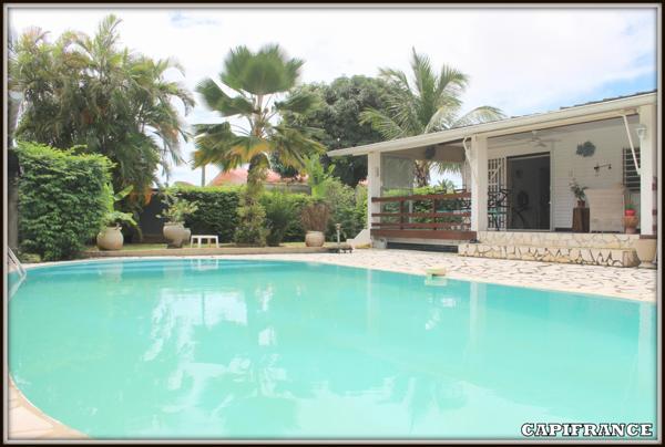 A VENDRE A KOUROU (97310) UNE MAGNIFIQUE MAISON EN BOIS T5 de 106 m² AVEC 2 MAISONS T2 INDEPENDANTES - TERRAIN DE 775 m² - AU PRIX DE 407 000 €.