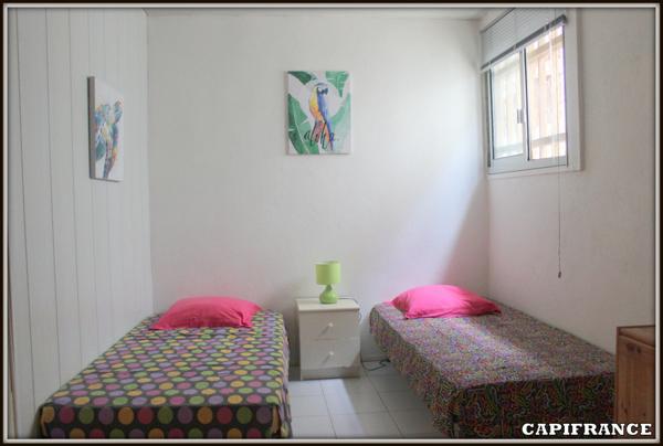 A VENDRE A KOUROU (97310) UNE MAGNIFIQUE MAISON EN BOIS T5 de 106 m² AVEC 2 MAISONS T2 INDEPENDANTES - TERRAIN DE 775 m² - AU PRIX DE 407 000 €.