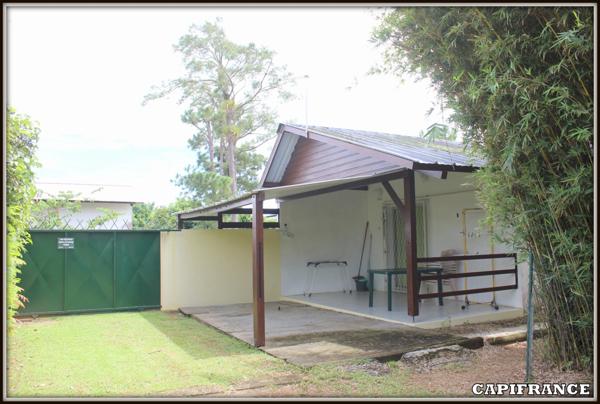 A VENDRE A KOUROU (97310) UNE MAGNIFIQUE MAISON EN BOIS T5 de 106 m² AVEC 2 MAISONS T2 INDEPENDANTES - TERRAIN DE 775 m² - AU PRIX DE 407 000 €.
