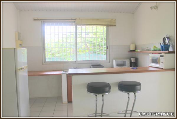 A VENDRE A KOUROU (97310) UNE MAGNIFIQUE MAISON EN BOIS T5 de 106 m² AVEC 2 MAISONS T2 INDEPENDANTES - TERRAIN DE 775 m² - AU PRIX DE 407 000 €.