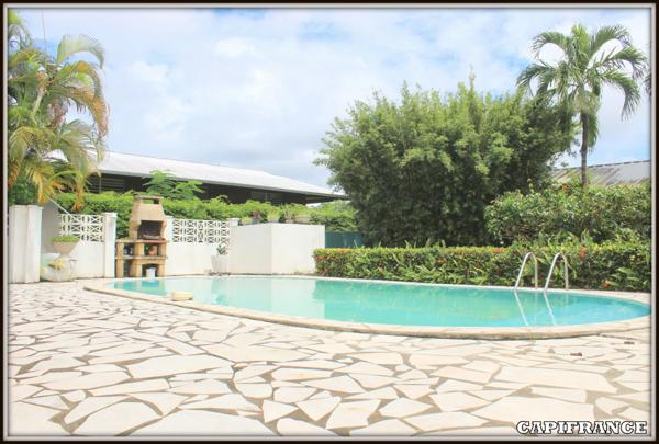 A VENDRE A KOUROU (97310) UNE MAGNIFIQUE MAISON EN BOIS T5 de 106 m² AVEC 2 MAISONS T2 INDEPENDANTES - TERRAIN DE 775 m² - AU PRIX DE 407 000 €.