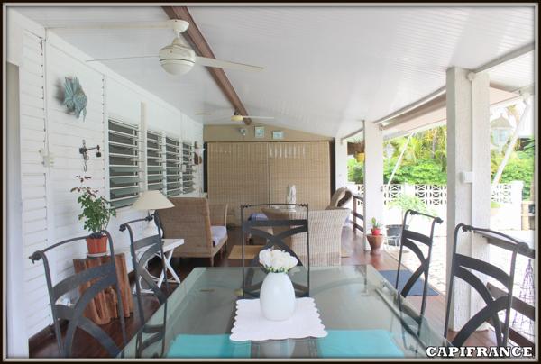 A VENDRE A KOUROU (97310) UNE MAGNIFIQUE MAISON EN BOIS T5 de 106 m² AVEC 2 MAISONS T2 INDEPENDANTES - TERRAIN DE 775 m² - AU PRIX DE 407 000 €.